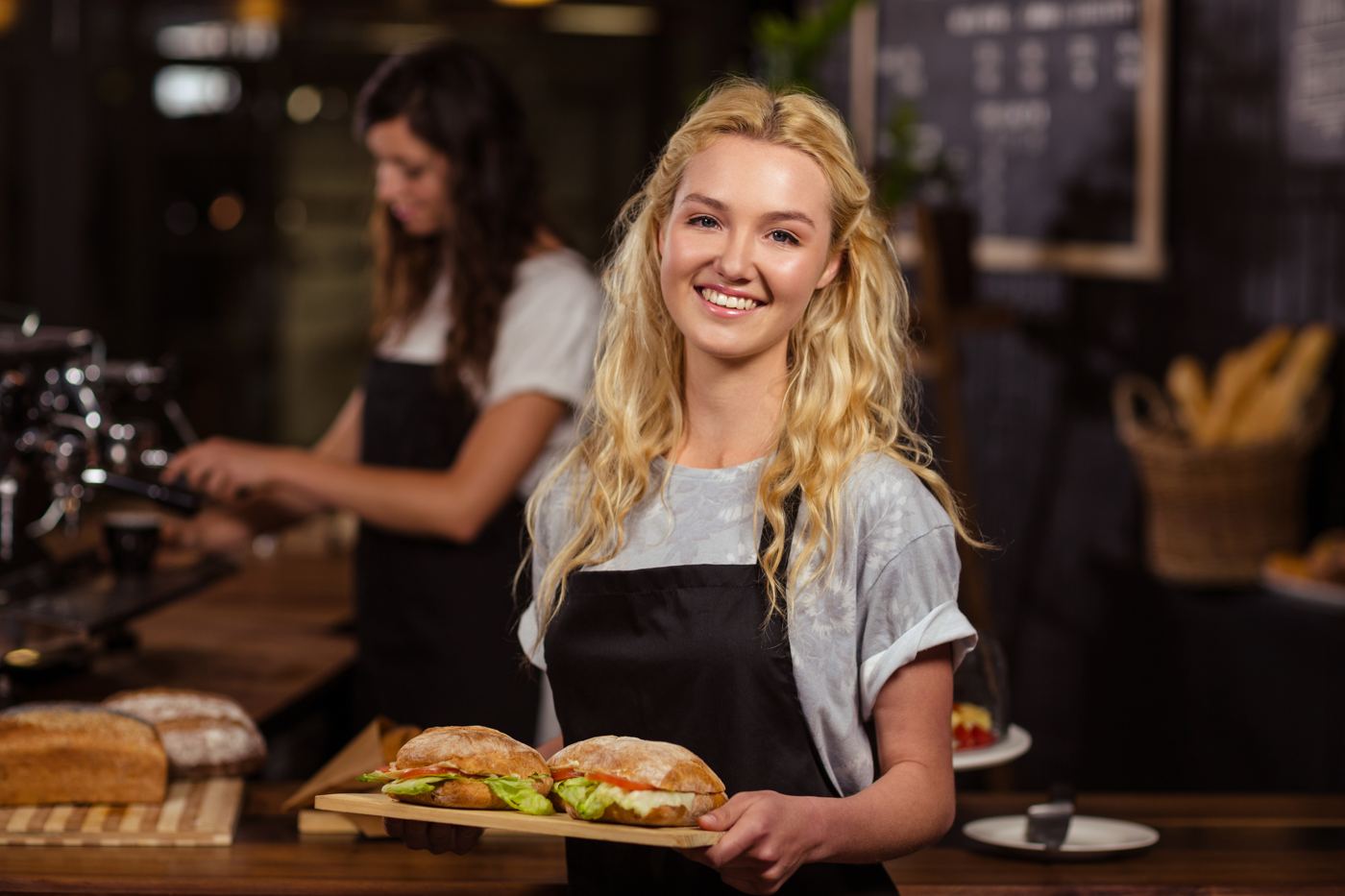 Medewerker in de bediening met broodjes